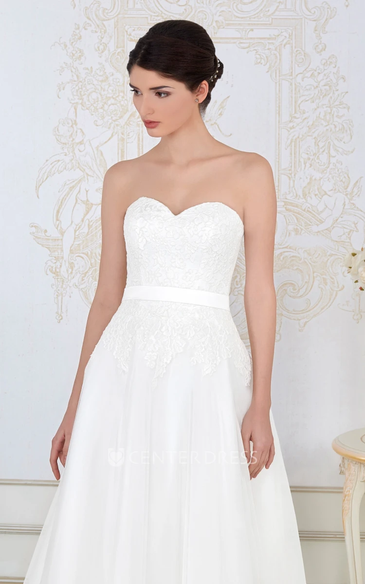A-Line Appliqued Sweetheart Sleeveless Floor-Length Lace Wedding Dress With Bow