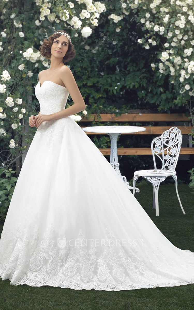 Lace Appliqued Sleeveless Sweetheart Ball Gown Wedding Dress With Buttons