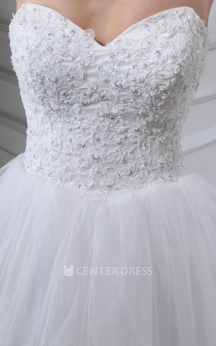 Sweetheart Sleeveless A-Line Ball Gown Tulle Wedding Dress with Lace Appliques