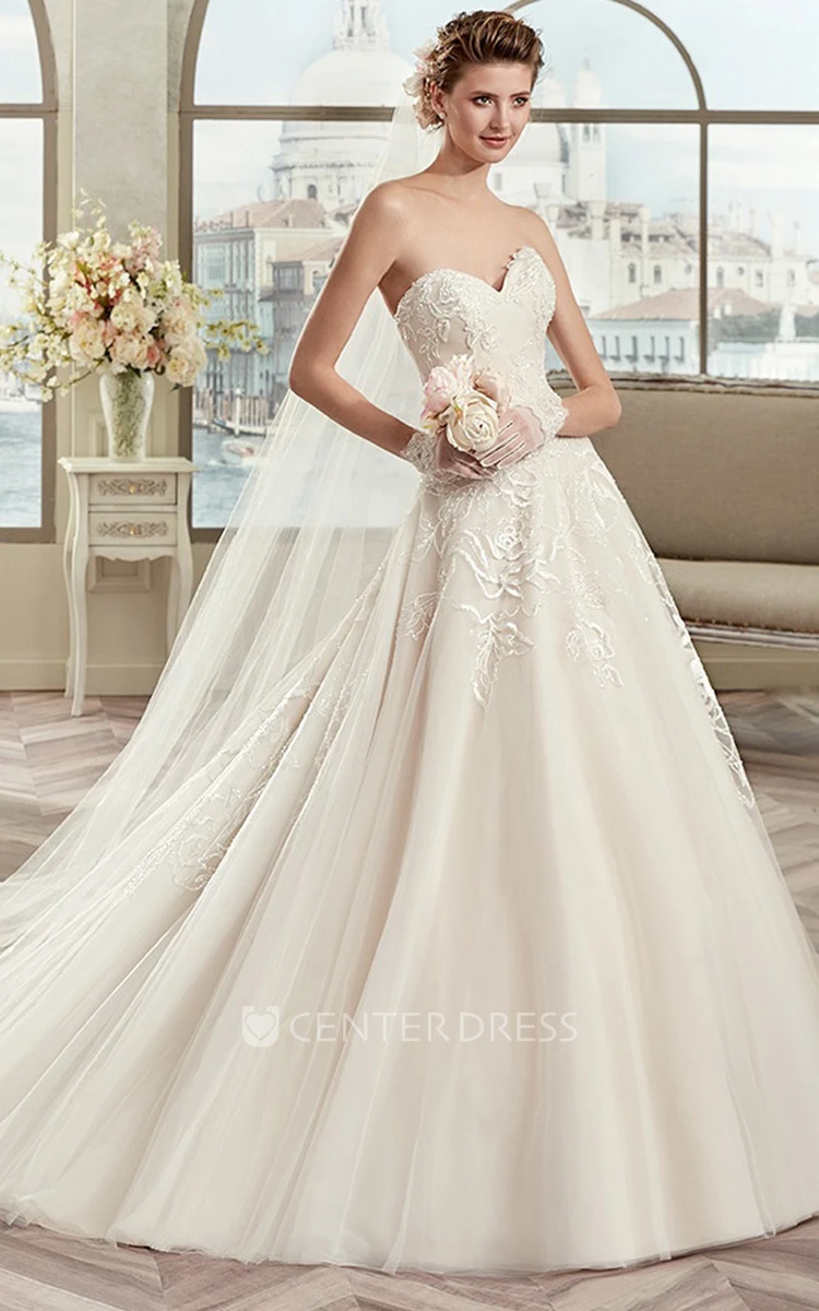 Classic Sweetheart A-line Wedding Dress with Appliques and Brush Train