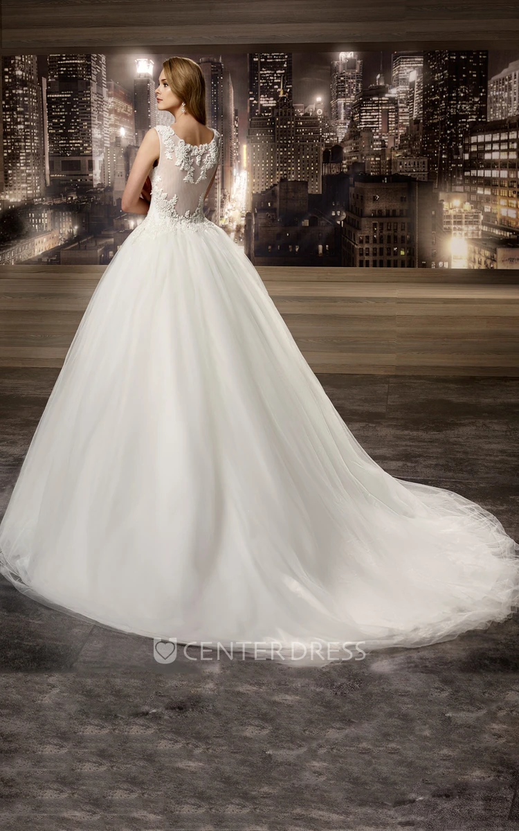Square-Neck Brush-Train A-Line Bridal Gown With Fine Appliques And Pleated Details