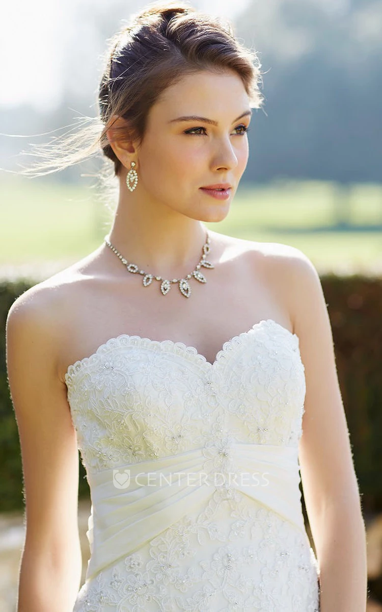 A-Line Appliqued Sweetheart Sleeveless Floor-Length Lace Wedding Dress