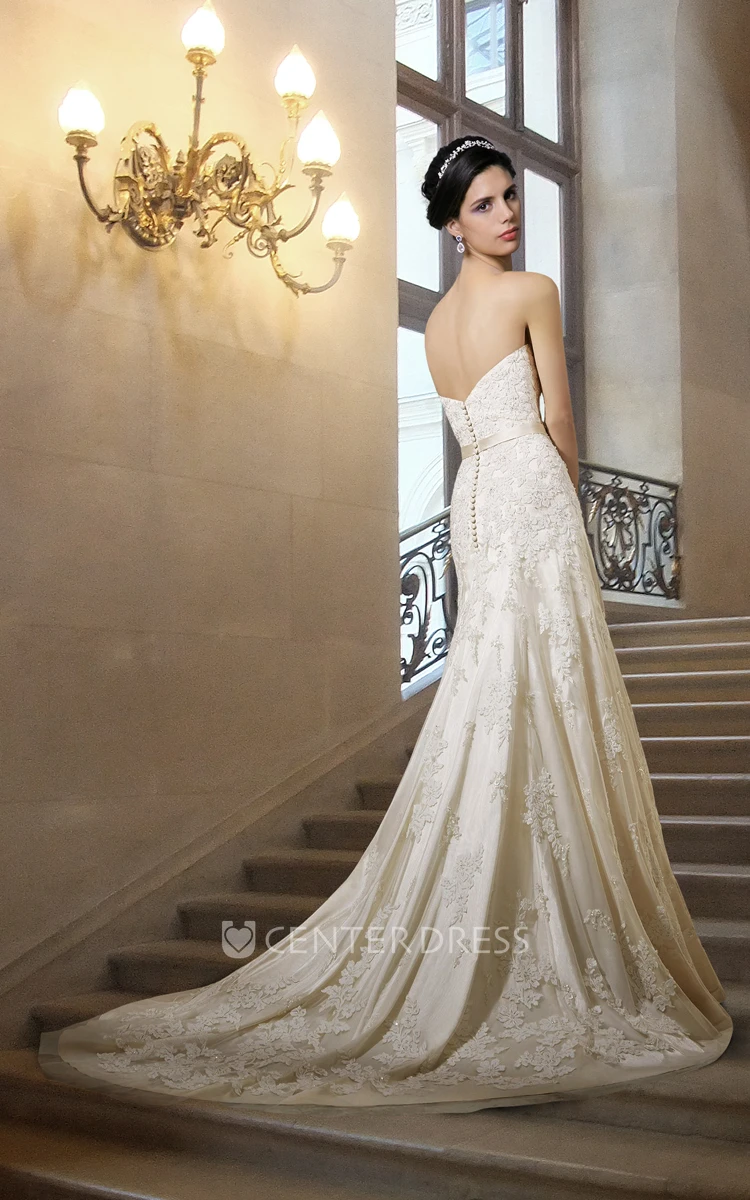 Elegant Sweetheart Sleevess Lace Wedding Dress with Sash and Appliques