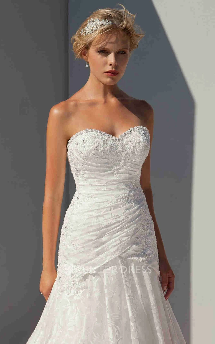 Floor-Length Sleeveless Appliqued Sweetheart Lace Wedding Dress With Ruching And Beading