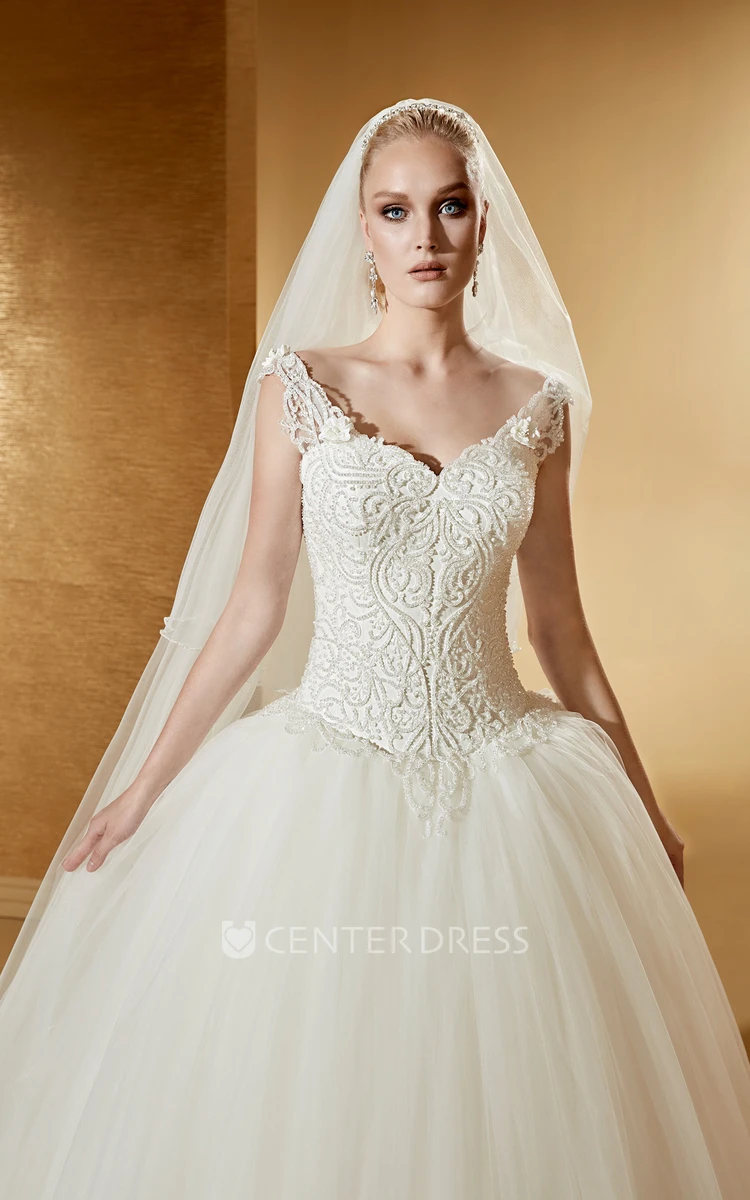 Sweetheart Sheath Beaded Lace Bridal Gown With Fine Appliques And Spaghetti Straps