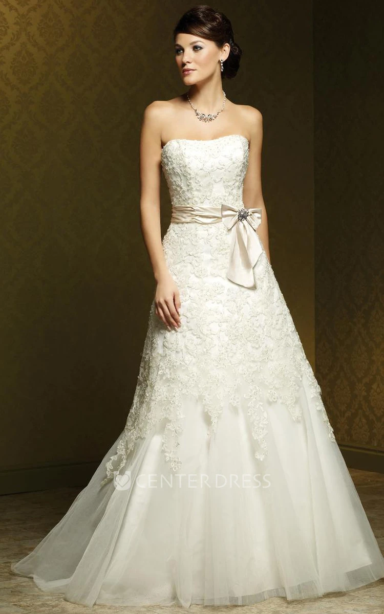 A-Line Sleeveless Appliqued Long Strapless Lace&Tulle Wedding Dress With Bow And Backless Style
