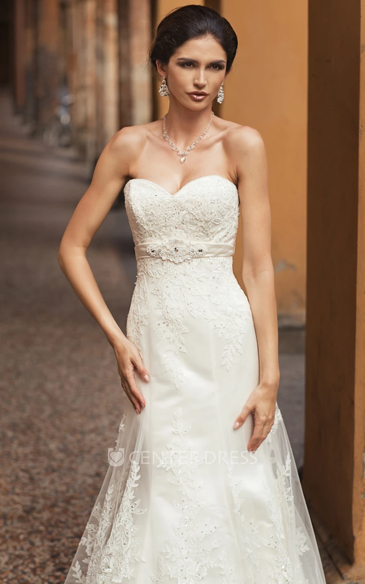Sleeveless Appliqued Floor-Length Sweetheart Lace Wedding Dress With Waist Jewellery And Ribbon