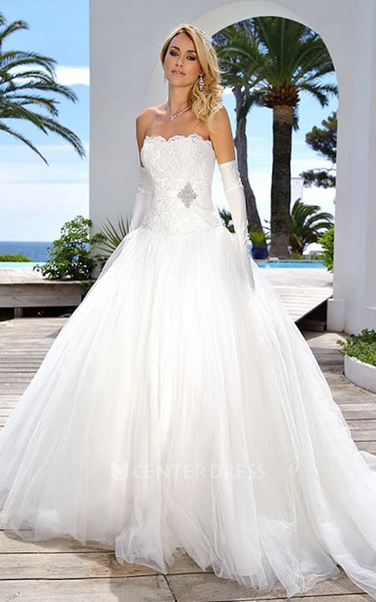 A-Line Floor-Length Sleeveless Strapless Appliqued Tulle&Lace Wedding Dress With Broach