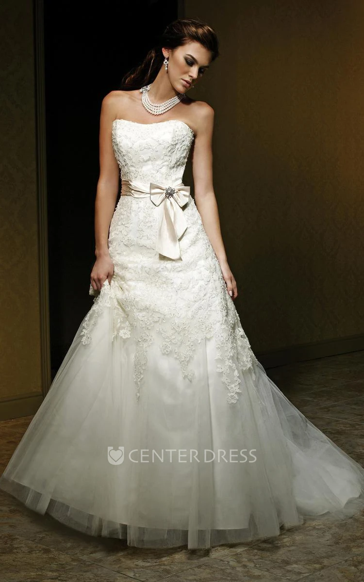 A-Line Sleeveless Appliqued Long Strapless Lace&Tulle Wedding Dress With Bow And Backless Style