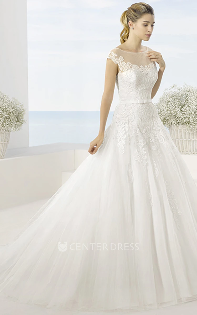 Ball Gown Scoop-Neck Short-Sleeve Tulle Wedding Dress With Illusion